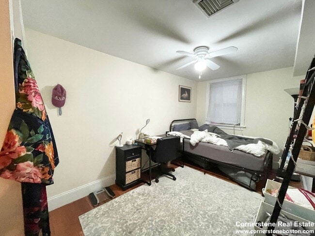 Building Photo - Five bed two bath near NEU...