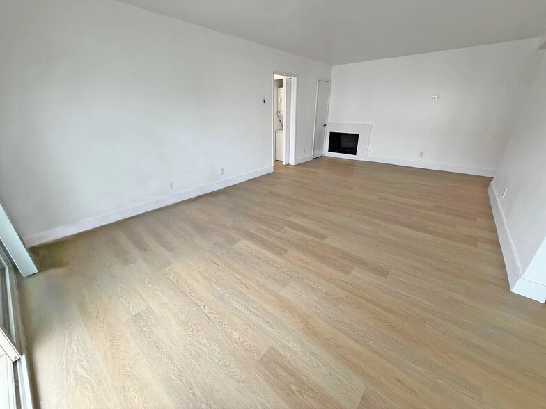 Building Photo - 11070 Rose Ave