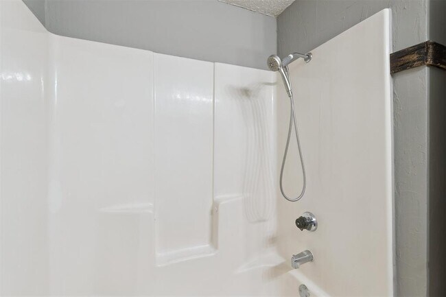 Building Photo - 1205 Swan Lake Rd