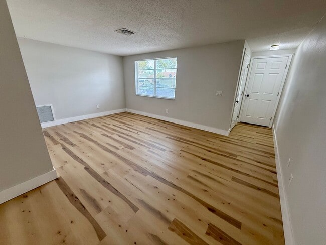 Building Photo - PRICE REDUCED- Beautifully Updated 2/2 Home!