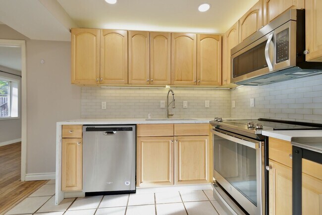 Building Photo - 2BR/2BA Downstairs Duplex with Parking and W/D