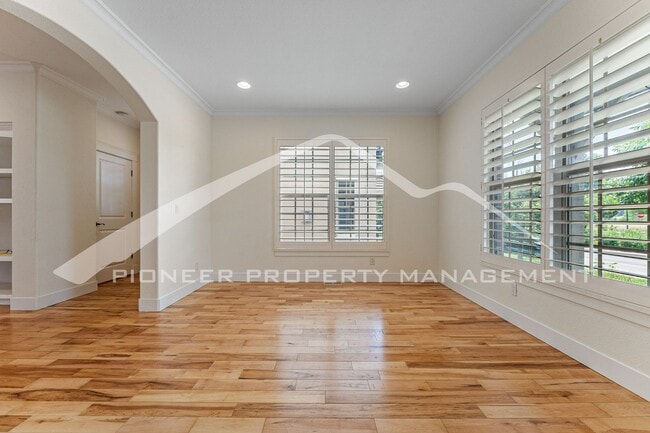 Building Photo - Gorgeous Home with Central AC and Washer/Dryer