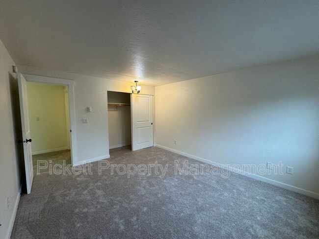 Building Photo - 3935 NW Fairway Ln