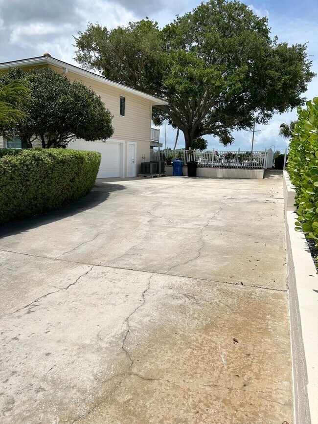 Building Photo - Classic waterfront Snell Isle Estates 3 Be...