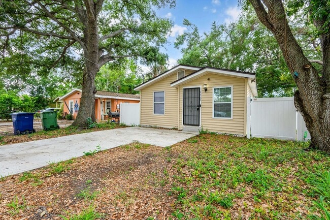Building Photo - Charming 3-Bedroom Home with Renovated Int...