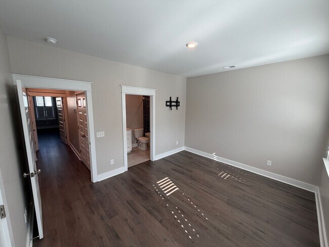 Building Photo - Midtown Townhouse