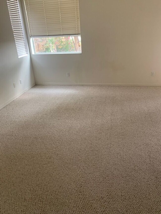 Building Photo - SINGLE LEVEL HOME FOR RENT