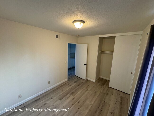 Building Photo - House in Ontario