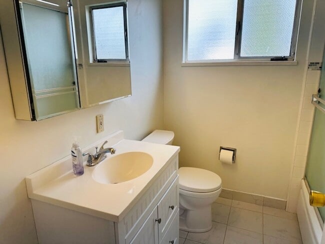 Building Photo - Move in ready home! Perfectly located on t...