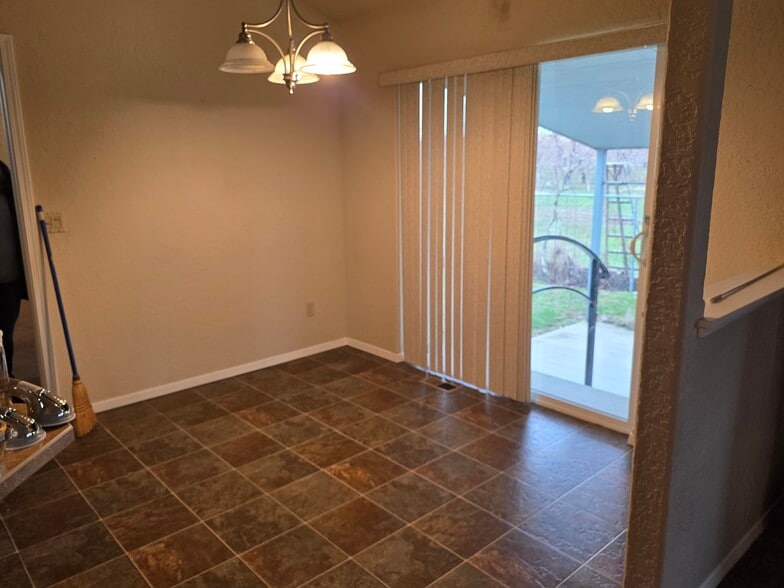 Building Photo - 208 Sunset Ln