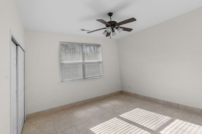 Building Photo - Immaculate 5-bedroom Paradise!