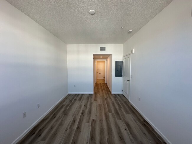 Building Photo - Spacious 2-Bedroom + Den Apartment in Prim...