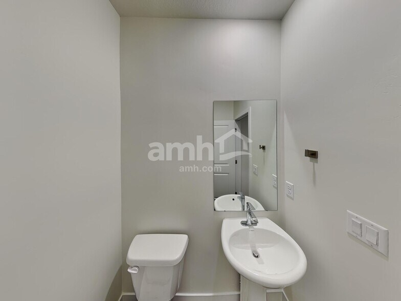Building Photo - 1221 Redbud Dr