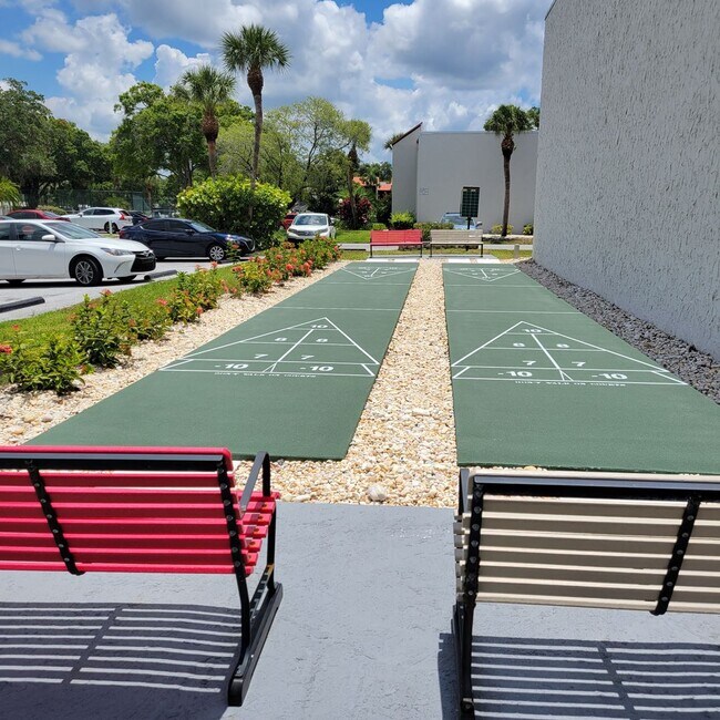 Building Photo - Seasonal/short term 2/2 ground floor condo downtown Sarasota.