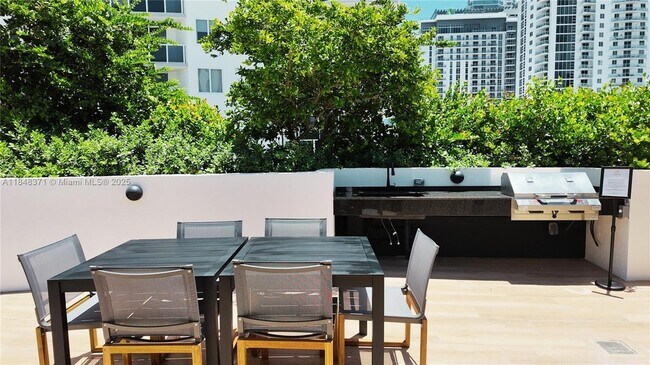 Building Photo - 700 NE 24th St