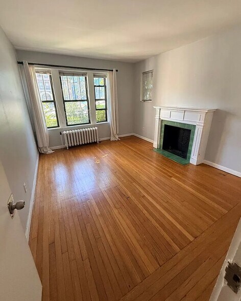 Building Photo - 452 Park Dr