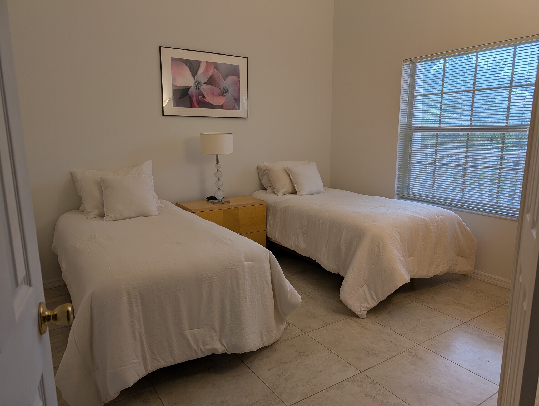 Building Photo - 4240 Central Sarasota Pky