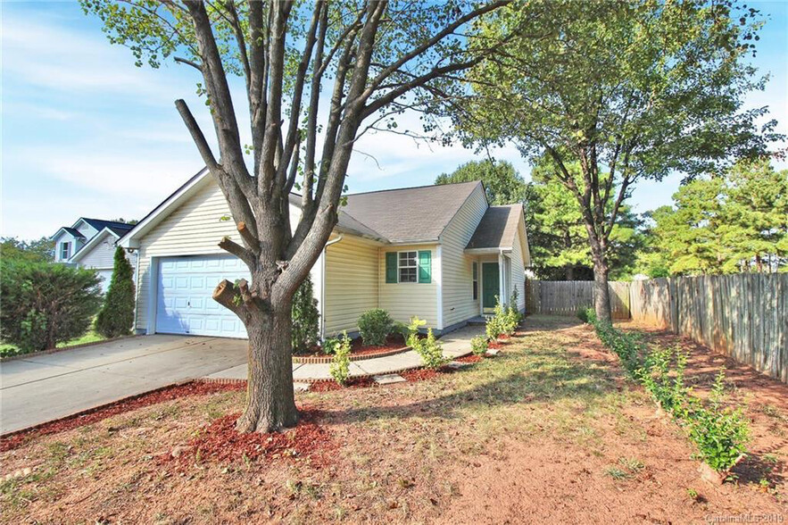 Primary Photo - Room in House on Tom Hunter Rd