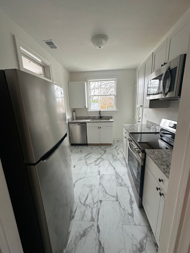 Building Photo - Fully Renovated 1-Bedroom Duplex in the Heart of Shandon – Minutes from USC & Fort Jackson! - 373...