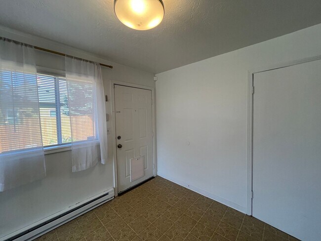 Building Photo - 6727 SE Reedway St