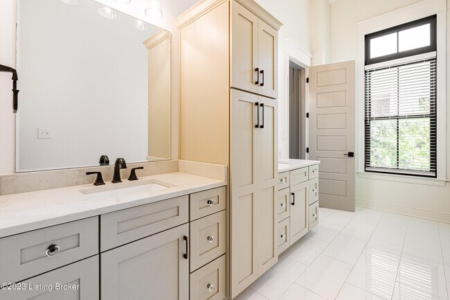 Building Photo - 10506 Meeting St