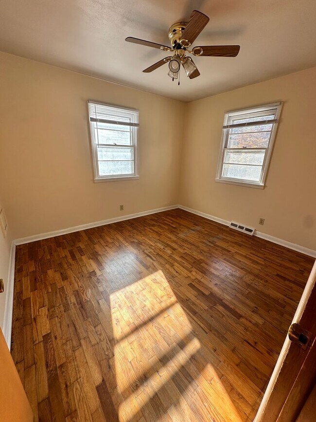 Building Photo - 2-3 bedroom, 1 bath, 1 car garage home for rent