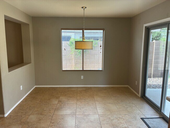 Building Photo - **BEAUTIFUL 3BEDROOM/2BATHROOM HOME LOCATE...