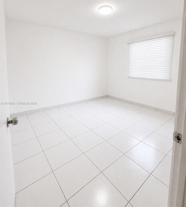 Building Photo - 765 W 70 Pl