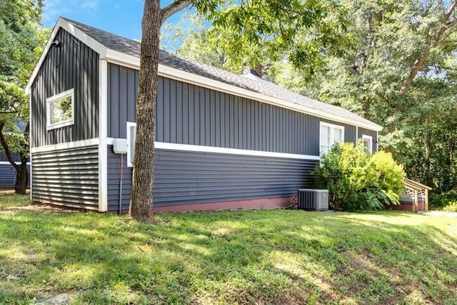 Building Photo - Renovated 2 Bedroom 2 Bath Duplex with Lar...