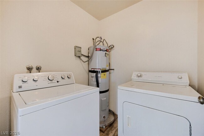 Building Photo - 2745 Jennydiane Dr