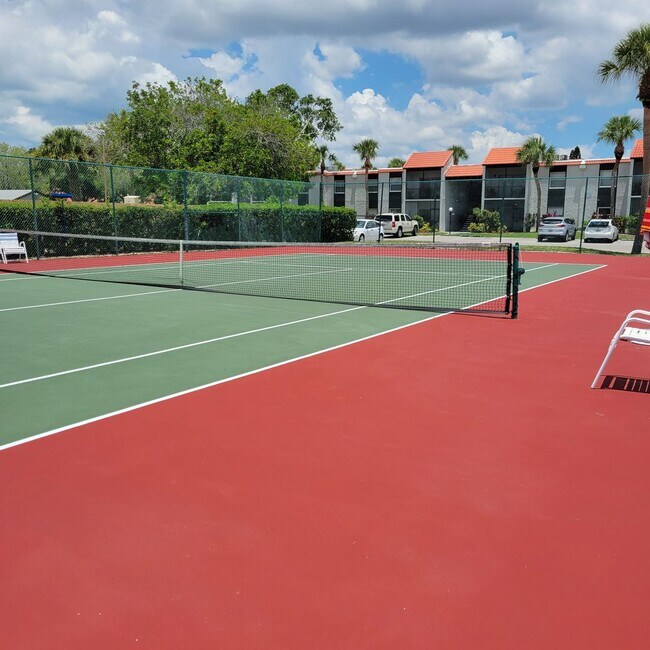 Building Photo - Seasonal/short term 2/2 ground floor condo downtown Sarasota.