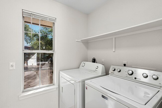 Building Photo - Newly Remodeled Duplex Great Location!