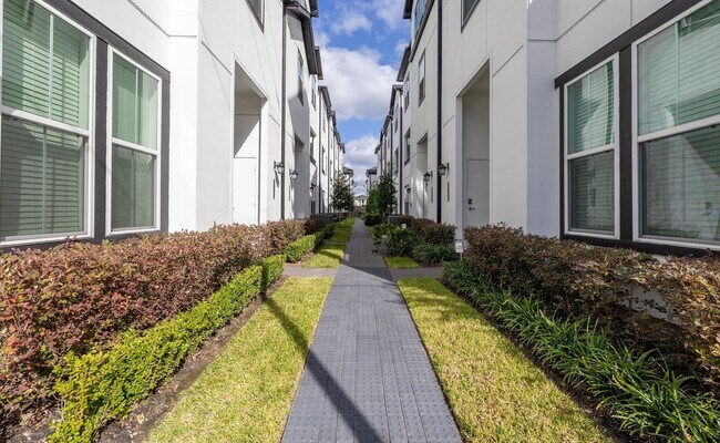 Building Photo - 2718 Grand Fountains Dr