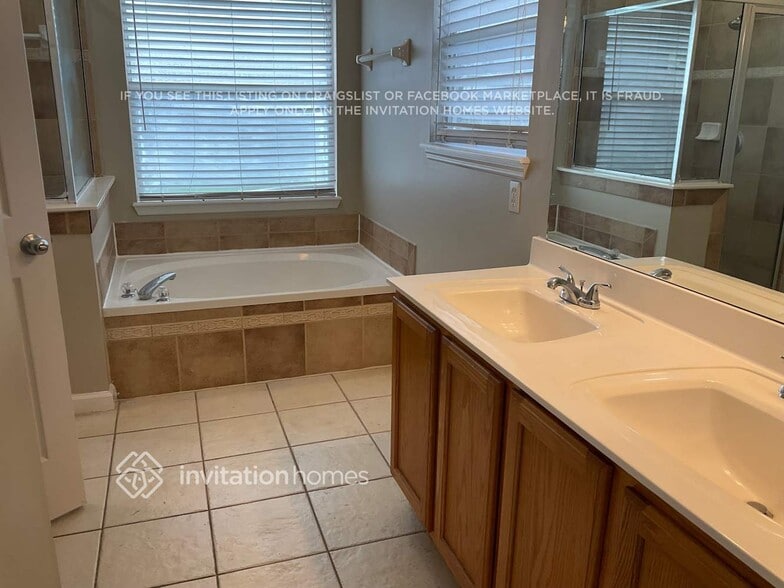 Building Photo - 601 Sweetwater Pl