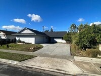 Building Photo - Wonderfully Upgraded 3 Bed 2 Bath Garden G...