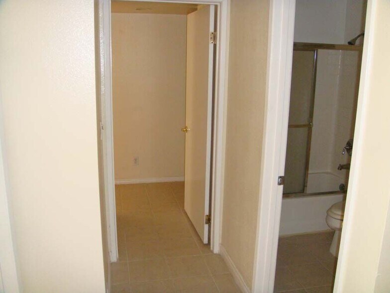 Building Photo - 15790 Midwood Dr