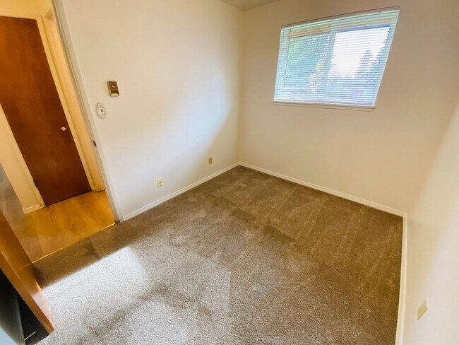 Building Photo - Charming 2-Bedroom Apartment at Fowler Court with In-Unit Washer/Dryer & Extra Storage