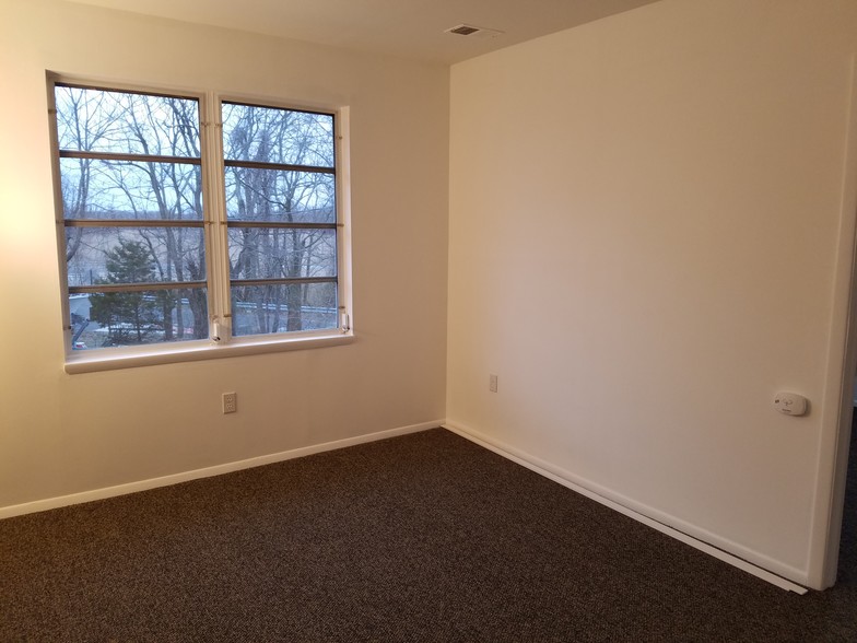 Living room. New carpeting, freshly painted - 100 Manning Pl