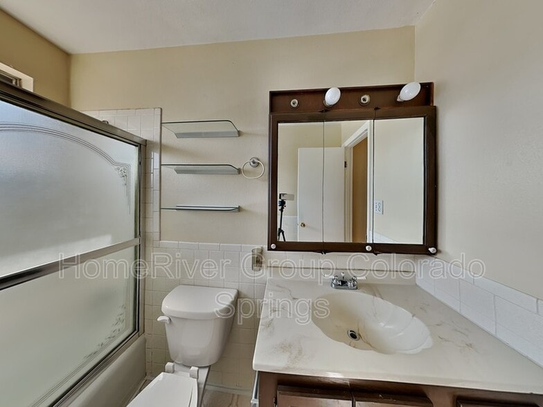 Building Photo - 1051 Hathaway Dr