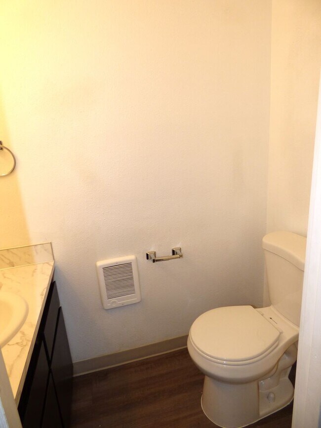 Building Photo - Rent Special: 1/2 Off June's Rent!! - 2 bed Townhome