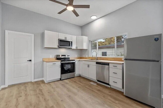 Building Photo - Newly Renovated 3 Bed, 2 Bath Home in Chattanooga – Housing Vouchers Accepted!