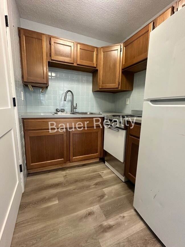 Building Photo - ab43 (Bauckman lease only)