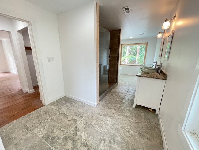 Building Photo - Big and Beautiful House with attached 1br ...