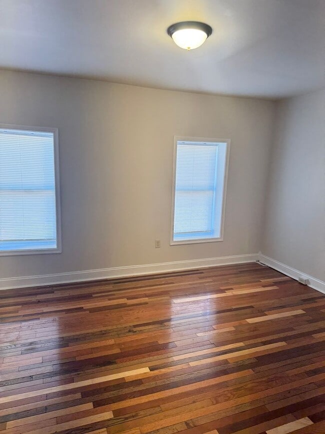 Building Photo - 3 bedroom, 1 bath, 2 story half double house