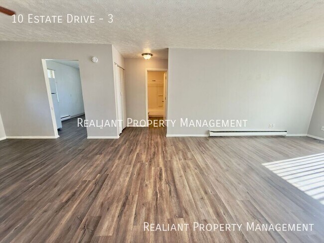 Building Photo - 10 Estate Dr