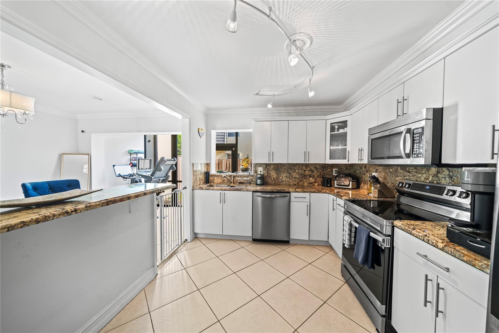 Building Photo - 8745 SW 137th Ave
