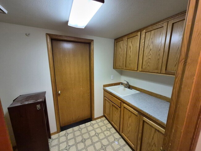 Building Photo - 3BR/2BA NE Bend Home