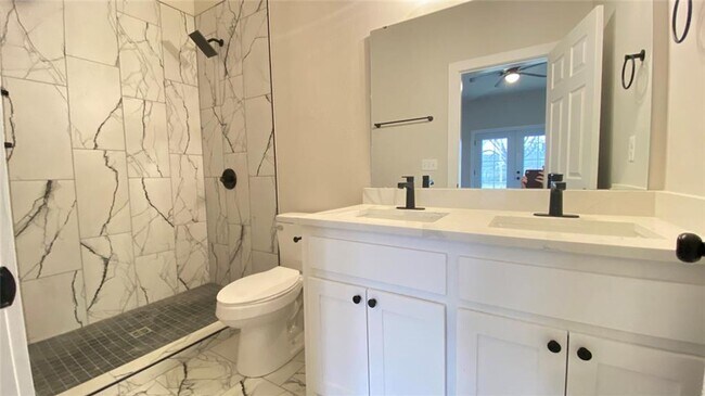 Building Photo - Remodeled 5 bedroom home in Mcloud!
