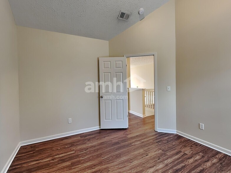 Building Photo - 550 Brook Hollow Dr