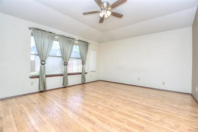 Building Photo - 17820 Park Valley Dr